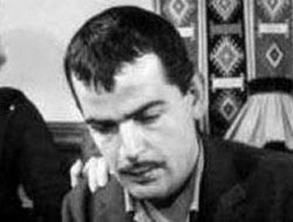 lkokulu bitirdikten sonra kunduraclk, dkmclk, kuyumculuk gibi deiik ilerde alt. Sinemaya 1953 ylnda Kyn ocuu adl filmle adm atan Hamzaolu, ilk baroln 1961 ylnda oynad