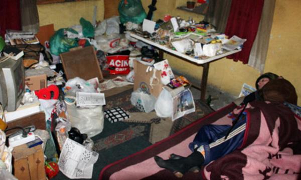 Zonguldak&#8217;n Ereli ilesinde sokakta mendil satarak geimini salamaya alan eski milli boksr Hseyin Aar yetkililerden yardm bekliyor.