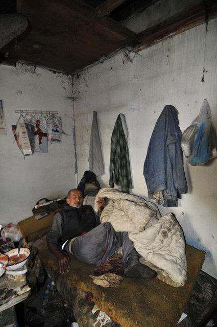 Yataa mahkum olan Mehmet di, gidecek yerleri olmad iin buraya yerletiklerini belirterek unlar syledi, "Daha nce altm inaatlarda kalabiliyordum. Ama imdi, her trl haerenin yuva yapt yerde, yataa mahkum olarak leceim gn bekliyorum. Benim burada kaldm grenler zaman zaman yiyecek bir eyler getiriyor. Birileri bir ey getirirse karnm doyuyor. Yoksa o gn yle geiyor. Bazen de ayamn tedavisine yardm ediyorlar. Tek dileim engelli kardeimle birlikte bir huzurevine yerleebilmek. lgililerden bu konuda yardm istiyorum. Bari mrmzn son gnlerinde rahat edelim."