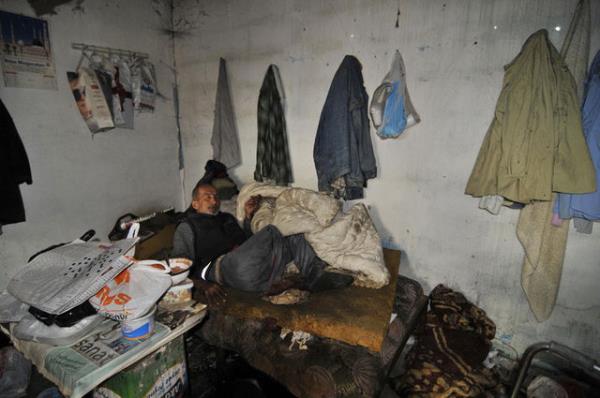 brahim Tatlses, Mslm Grses, Ferdi Tayfur ve Kibariye ile birlikte ayn sahnede perksyon alan Mehmet di, vcudunun sol taraf felli olan kardei Ahmet di&#8217;le ilgilenmek iin 15 yl nce meslei brakmak zorunda kald. Kardei gibi hi evlenmeyen ve geinmek iin inaatlarda bekilik yapan Mehmet di&#8217;in sa ayandaki yara kangrene dnt.