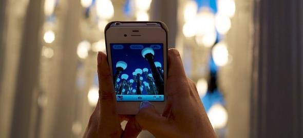 4.Fotoraf ekerken Basabileceiniz Alternatif Tular  <br>  Siz de fotoraf ekerken dokunmatik ekran zerindeki tu yerine fiziksel bir tua basmay tercih ediyorsanz, telefonunuzun yan ksmndaki ses ap kapatma tularn kullanabilirsiniz. Bylece hem gerek bir kameray kullanyormu hissini yaayabilirsiniz hem de ekrann ortasna yerletirilmi sanal tua basmak iin ellerinizi daha fazla oynatmanza olan ihtiyac ortadan kaldrabilirsiniz.