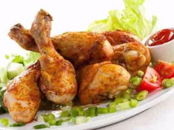 Doru 6: Pililer ancak aydnlkta yem tketebilir, bu nedenle yetitikleri meknlarn klar ak braklr<br>    Hayvanlar ancak aydnlkta yem tketebilirler. Buradaki ama hayvanlarn kla hzl bymelerini salamak deil, gelimeleri iin ihtiya duyduklar kadar yem tketmelerine olanak salamaktr. Bugn artk, pek ok yetitirici 4-6 saat arasnda karartma yapmaktadr.