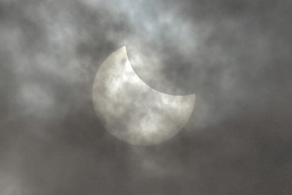 stanbul'da gne tutulmas yzde 43 kapanma eklinde grld. Havann bulutlu olamas stanbul'da gne tutulmasnn iyi gzlemlenmesini engelledi.