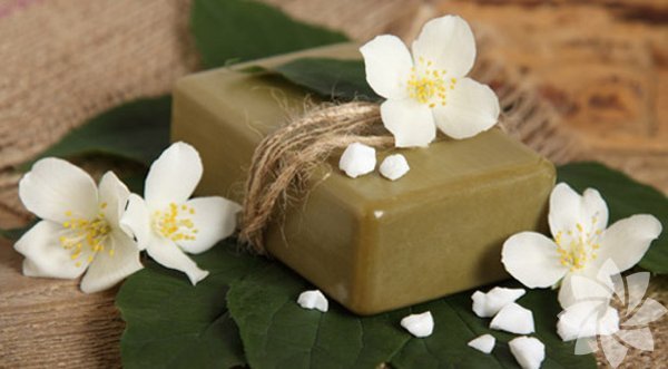 <p><b>Yasemin Sabunu: </b>Hassas, kuru, krk ve yalanan ciltlerde gen&ccedil;letirici ve destekleyicidir.</p>