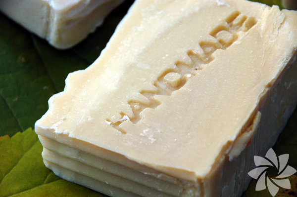 <p><b>Kantoron Sabunu: </b>Antiseptik &ouml;zellii ile yarada mikrop olumasn &ouml;nler.</p>