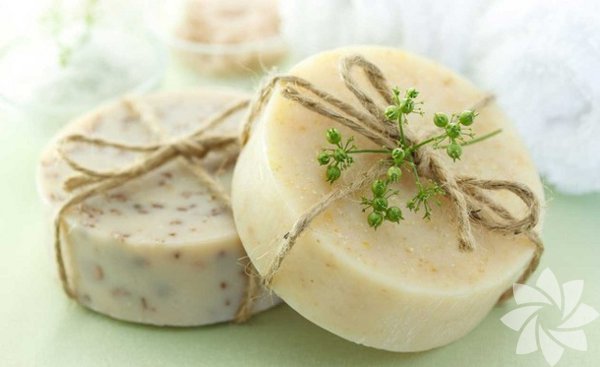 <p><b>Damla Sakz Sabunu: </b>&Ouml;zellikle 40 ya &uuml;zeri kadnlarda y&uuml;z sarkmalarna kar botoks etkisi yapan bir sabundur.</p>