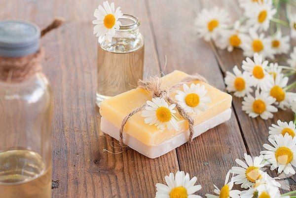 <p><b>Papatya Sabunu: </b>Kleopatra'nn g&uuml;zelliini bor&ccedil;lu olduu papatya yandan yaplan cilt sabunudur.</p>