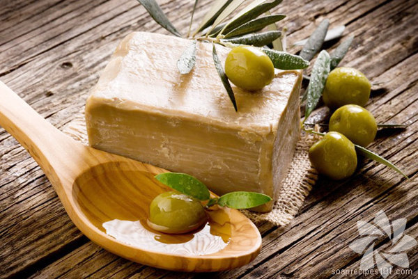 <p><b>Zeytinya Sabunu: </b>Antiseptik bir sabun olup piik, srk, sivilce, mantar gibi hastalklar yok ettii g&ouml;r&uuml;lm&uuml; olup cilde canllk kazandrr.</p> <p>&nbsp;</p>