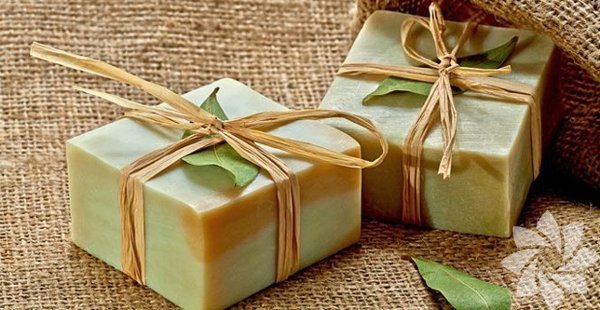 <p><b>Defne Sabunu: </b>Derideki g&ouml;zenekleri a&ccedil;mak i&ccedil;in ve deri hastalklarnda kullanlr. Sa&ccedil; k&ouml;klerini de canlandrr.</p> <p>&nbsp;</p>