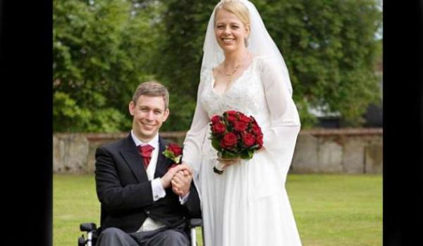 Martin, hayatndaki en kt anlarn ise annesinin odasna geldiinde kulana "Umarm lrsn" dedii zaman olduunu belirtti. Yaadklarndan kurtulmak iin dncelerini anlatmaya alan Martin, bu sayede ilerleme kaydetmeye balam 2011 ylnda 25 yandayken terapisti onun iletiim kurmaya altn fark etmi.