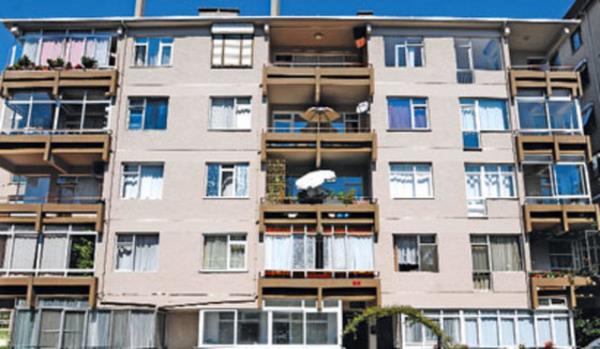 Sabri beyin gnn nemli bir blmn geirdii balkon artk plastik doramalarla kapatlm. Dizide onun stndeki dairede Davut Usta otururdu. Onlarn &#8220;iki st apraznda&#8221; ise Cemil alkol iin sepetini sallandrrd.
