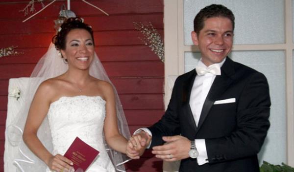 ATILAY ULUIIK(AL)<br>  Televizyon izleyicisinin gznn nnde byyen Uluk, uluslararas ilikiler uzman pek Aydn, ile 2008&#8217;in temmuz aynda evlendi. ift daha sonra yollarn ayrd.