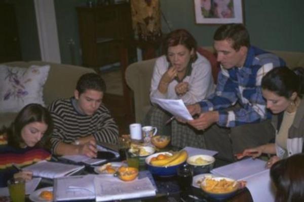 ZGE ZBERK<br>  Dizide uzun sre Ali'nin bir dargn bir bark yaad szls Zeynep'i canlandran zge zberk,daha sonra BKM'ye dahil oldu.