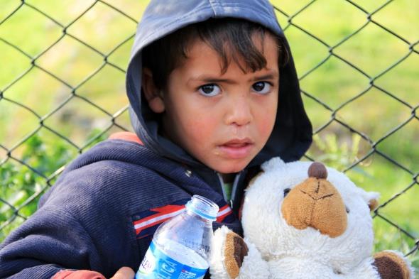 Kimisi tek ba��na bir duvar dibinde kimisiyse anne kuca��ndan seyretse de olan biteni onlar i�in d�nya bir oyun alan�ndan ibaret. 14 milyondan fazla ki�iye ev sahipli�i yapan �stanbul, her kesimden insana farkl� ya�amlar sunuyor. �ehrin en i�lek caddelerinden en kuytu ara sokaklar�na kadar bir yerlerde ya�am m�cadelesi verenlerin i�erisinde ise en �ok zarar g�renler �ocuklar oluyor...