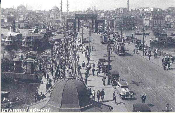 Galata Kprs / 1935  <br>  Cumhuriyet kutlamalar iin kprnn stne yaplan tak