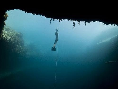 Nisan 2010&#8217;da William Trubridge, palet kullanmadan Mavi ukur&#8217;a 92 metre dalarak rekor krmt. Girii deniz seviyesinin altnda, bilinen en derin sualt ukuru olan Mavi ukur, 20 metre derinlikte ap 100 metre olan bir sualt maaras ieriyor.
