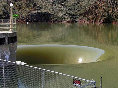 Barajn fazla suyu buradan aa akarken ilk bakta girdap oluuyormu hissi veriyor.