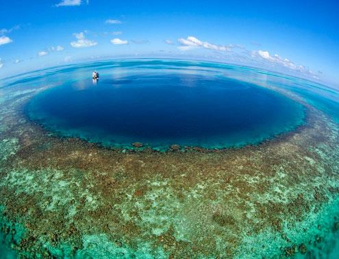 Bilim adamlar "Byk Mavi ukur"un, Buz a'nda, deniz seviyesinin henz dk olduu bir dnemde, bir maara olarak olutuunu, deniz seviyesinin ykselmesiyle yava yava sular altnda kaldn ve sonunda basnca dayanamayan maara tavannn kmesiyle olutuunu aklyorlar.