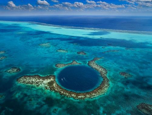 1971'de nl bilim adam Jaques Yves Cousteau tarafndan ad tm dnyaya duyurulan 305 metre apnda, 146 metre derinliindeki "Byk Mavi ukur" her ne kadar dalma merakllarnn ok iyi bildikleri bir yer olsa da, bge yerlileri iin hala esrarn koruyor.