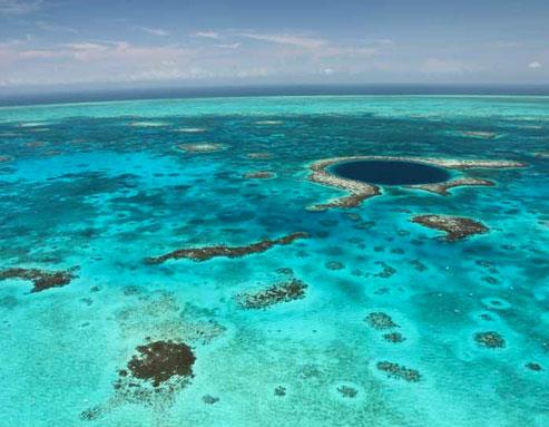 BYK MAV DELK<br>    Denizin ortasnda 305 metre apnda devasa bir ukur ve dnyada en iyi dal noktas.