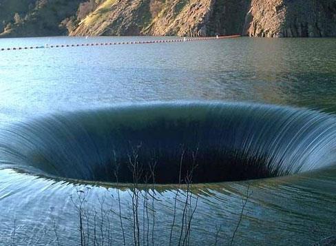 Baraj 1953-1957 yllar arasnda ina edilmi ve Putah Irma'nn nne set ekerek Kaliforniya&#8217;da ki en byk ikinci gl olan Berryessa Gl'n meydana getirmitir.