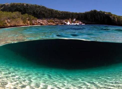 Her yl onlarca kii, ap yzeyde 25-35 metre arasnda deien Mavi ukur&#8217;a dalmak iin blgeye akn ediyor.