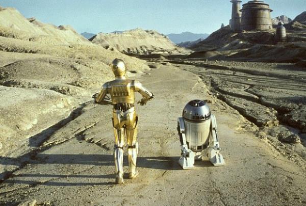 Yldz Savalar filminden R2-D2`nun iindeki adam C-3P0`yu oynayan adamdan nefret ediyordu, ondan `tandm en kaba insan` olarak bahsediyordu.