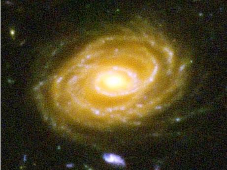 te o galaksilerden biri, UDF 423. Bu galaksi bizden 10 MLYAR IIK YILI tede bulunmakta. Bu fotorafa baktnzda milyarlarca yl ncesine ait gemie bakyorsunuz.