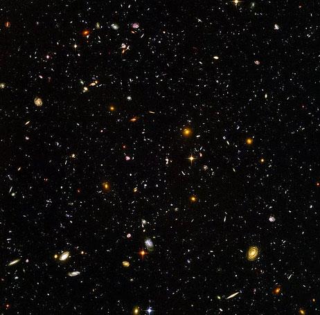 Hubble Teleskobuyla ekilen bu fotorafta bile binlerce galaksi, binlerce galaksi iinde milyonlarca yldz ve kendi sistemleri ile gezegenleri bulunmakta.