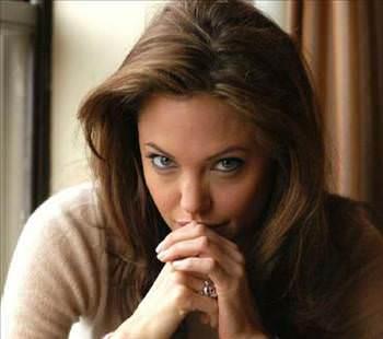 Jolie kendisi hakknda "psikolojik sorunlar var" aklamasn yapan babasyla ksm ve uzun sre konumamt.