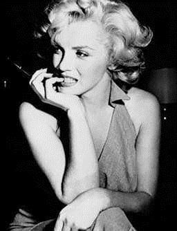 Hibir zaman yakn bir anne- kz ilikisi kuramadlar. Norma Jean'in annesi paranoid izofren olduu iddia edilip de bir tedavi merkezine kapatlncaya kadar ok ksa bir sre birlikte yaadlar.