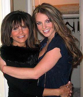 Yllar nce anne- kz birlikte kaleme aldklar Britney Spears ile Kalpten Kalbe (Britney Spears: Heart to Heart) ne kadar iyi anlatklarn anlatmaya alsalar da gerek hi de yle deil. Spears'n hayatnn en zor dnemlerinde nedense annesi yannda deildi