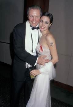 Gzel yldz aradan geen sre iinde babasnn barma abalarna bir trl yant vermemiti.