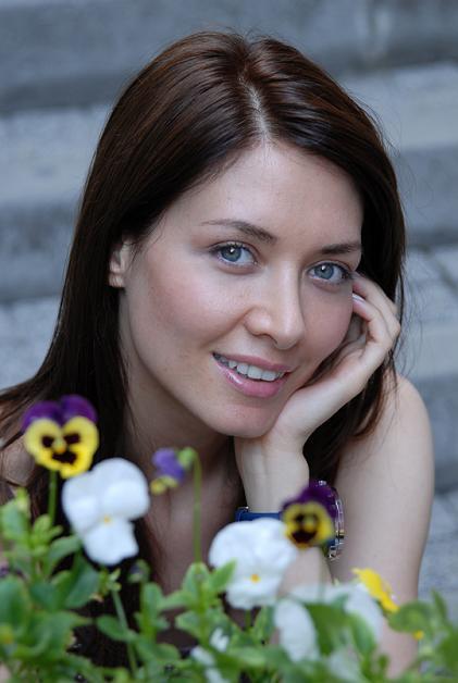 Manken Nefise Karatay, Mehmet Ali Erbil ile birlikte olduu dnemde verdii cretkar pozlarla babasn kzdrmt.