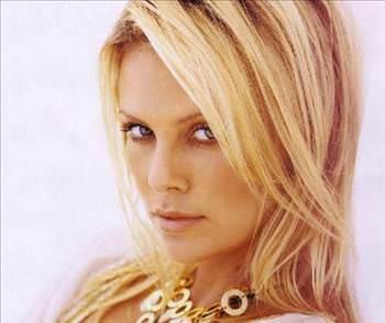 "Babam hastayd, bir alkolikti" diyen Charlize Theron "Bizi fiziksel olarak deil ama szle taciz ederdi. Ve annemin yaptna gelince... Benim kzm da ayn durumda olsayd.Ben de ayn eyi yapardm" diye o geceyi anlatmt.