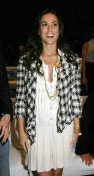 Annesi Virginia, Demi'ye hamileyken babas onlar terk edince bir alkolikle evlendi. Byle bir babayla ayn evde yaamak zordu ve Demi Moore, 18 yandayken evlendi.