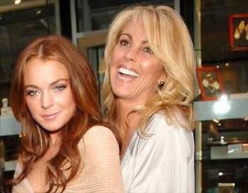 Dina Lohan en az kz kadar gen ve gzel. Bunun da keyfini karyor.