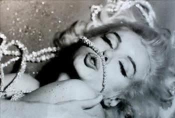 Ama Marilyn Monroe ya da gerek adyla Norma Jean Baker hep anne sevgisinden yoksun byd.     nl yldzn travmatik bir hayat vard. Henz 18 yandayken evlenmesinin sebebi de byk olaslkla bu.