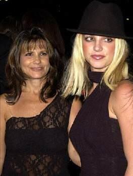 Her ne kadar gazetecilere kz iin zldn, herkesin onun in dua etmesini istediini sylese de Lynee Spears, kzna destek olmak yerine bazen kstek oldu. Torunlarnn velayetiyle ilgili davada Britney'i deil eski damad Kevin Federline' desteklemesi de bunun kant olarak gsterildi.