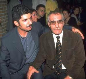 ocukluu fakirlik iinde geen arkc hret olunca babas Sadk Deniz ortaya kt.