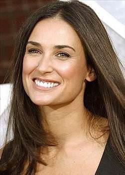 Demi Moore annesiyle uzun yllar hi grmedi. Ta ki beynindekmi tmr yznden adm adm lme yaklatn reninceye kadar. Virginia henz 54 yandayken ldnde yannda kz Demi Moore vard.