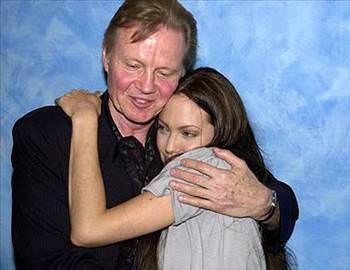 Bir sre nce babasyla buluup konutuu sylenen Jolie'nin Jon Voight ile aras hala tam olarak dzelmi dei