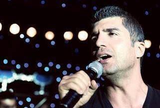 Baba uzun bir sre olu tarafndan reddedildi. Ne var ki zcan Deniz 4 yl nce babasyla bart. Sonra da onu ilerinin bana geirdi.