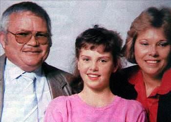 Gney Afrikal yldzn hayatndaki en kt gn 21 Haziran 1991. Theron'un alkolik olan babas o gece eve sarho olarak geldi ve o srada 15 yanda olan yldzn yatak odasna ate at.