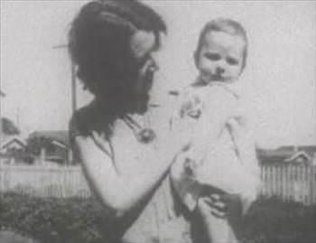 Beyazperdenin sarn efsanesinin de annesiyle ba dertteydi. Annesi Gladys Pearl Monroe Baker, kendisini hamile brakan adam tarafndan terk edilince, kk kz Norma Jean'i gzden kard.