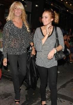 Gen Lindsay'in ouk yata kazand n srdrmek ve bundan kendisi de yararlanmak konusunda elinden geleni yapyor.