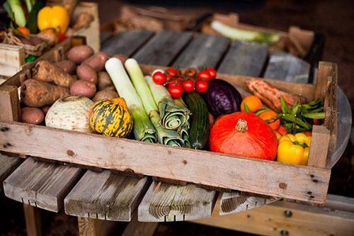 Bahar sebzeleri ve faydalar<br>    K aylarn yava yava geride braktmz u gnlerde, ilkbahar yzn yamurlarla birlikte gstermeye balad. Tabi scaklklarn artmasyla birlikte manavlarda, pazarlarda deiik sebze ve meyvelerle karlamaya baladk. Peki bu mevsimde hangi sebzeleri daha fazla tketmeliyiz? stanbul Florence Nightingale Hastanesi, beslenme ve fitoterapi uzman Ece Gnay Akku, ifa kokan sebzelere dikkat ekiyor;