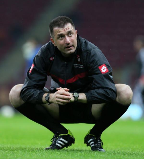 lk yarda Galatasaray'n 2-1 kazand mata, Cimbom'un ilk golnde ofsayt, ikinci golde Chedjou'nun topu koluyla indirmesini 'es geen' Hseyin Gkek'in ikinci maa da atanmas, Kasmpaa'y ayaa kaldrd