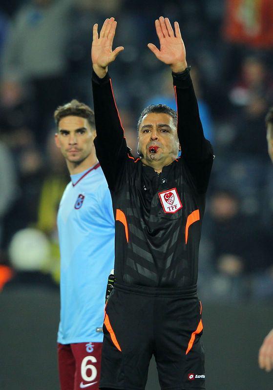 19. haftadaki Fenerbahe - Trabzon mana, ilk yardaki ma tatil eden Blent Yldrm'n atanmas Bordo-Mavililer'i kzdrd. Trabzon Bakan brahim Hacosmanolu'nun matan nce Yldrm' arayp, 'Ma nasl ynetmesi' konusunda konutuunu itiraf etmesi tarihe geti! Kadky'deki ma 0-0 bitti.