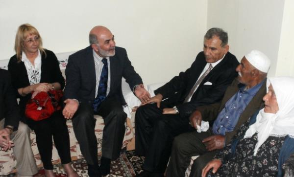 Yani halkn destei srekli ykselmektedir. Bu da unu ok ak olarak gsteriyor ki, zm sreci, nemli kazanm salayacak Gneydou'da yaayan insanlarmz tarafndan daha ok benimsenmektedir" dedi.